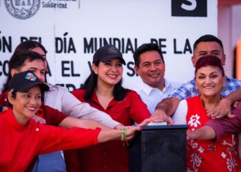 Iluminan de rojo el Palacio Municipal de Playa del Carmen, como símbolo de la lucha contra el VIH-Sida