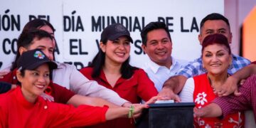 Iluminan de rojo el Palacio Municipal de Playa del Carmen, como símbolo de la lucha contra el VIH-Sida