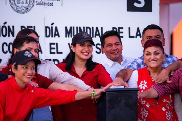 Iluminan de rojo el Palacio Municipal de Playa del Carmen, como símbolo de la lucha contra el VIH-Sida