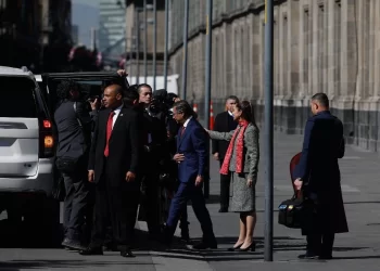 Se retira Gustavo Petro del Palacio Nacional tras encuentro con Claudia Sheinbaum