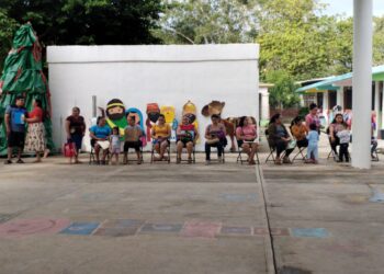 Instituto de Educación de Puerto Morelos brinda apoyo a padres de familia para inscribir a sus hijos de preescolar