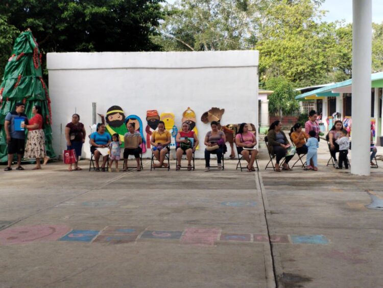 Instituto de Educación de Puerto Morelos brinda apoyo a padres de familia para inscribir a sus hijos de preescolar