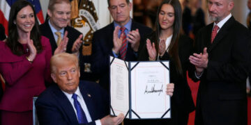 Ordena Trump apertura de centro de detención de migrantes en Guantánamo