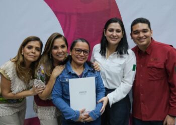 Entrega Mara Lezama 488 títulos de propiedad a familias de las colonias Colosio y Cristo Rey de Playa del Carmen