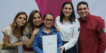 Entrega Mara Lezama 488 títulos de propiedad a familias de las colonias Colosio y Cristo Rey de Playa del Carmen