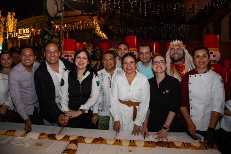 Llena Rosca de Reyes de 1 kilómetro la Quinta Avenida de Playa del Carmen