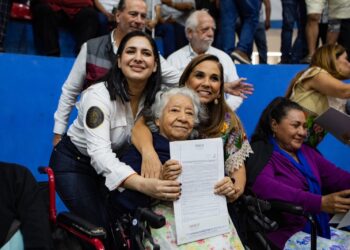 Con entrega de títulos de propiedad, llega la justicia social a la Colosio y Cristo Rey: Estefanía Mercado