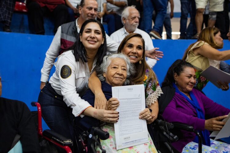 Con entrega de títulos de propiedad, llega la justicia social a la Colosio y Cristo Rey: Estefanía Mercado