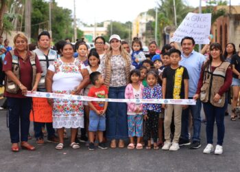 Entrega Atenea Gómez obras de pavimentación en 7 colonias de Ciudad Mujeres