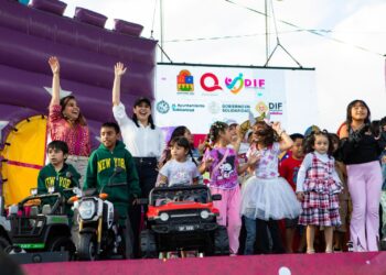 Llevan Mara Lezama y Estefanía Mercado diversión a familias de Villas del Sol por el Día de Reyes