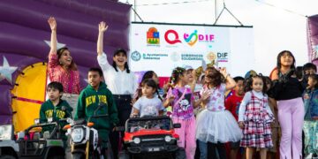 Llevan Mara Lezama y Estefanía Mercado diversión a familias de Villas del Sol por el Día de Reyes
