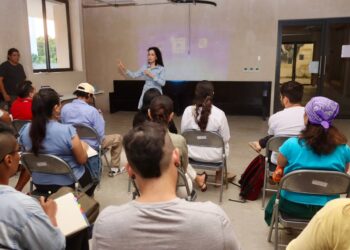 Imparten taller a comunidad artística de Puerto Morelos para gestión de fondos