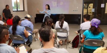 Imparten taller a comunidad artística de Puerto Morelos para gestión de fondos