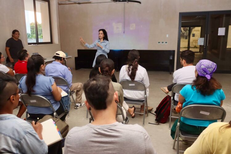 Imparten taller a comunidad artística de Puerto Morelos para gestión de fondos