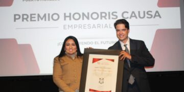 Blanca Merari entrega reconocimiento Honoris Causa Empresarial 2025 de la Universidad Henbord