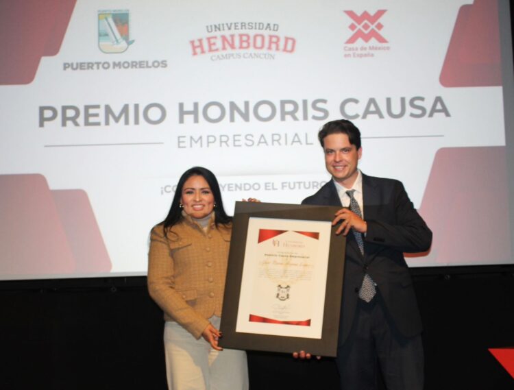 Blanca Merari entrega reconocimiento Honoris Causa Empresarial 2025 de la Universidad Henbord