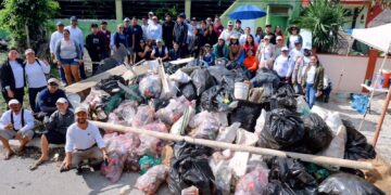 Fortalece gobierno de Isla Mujeres compromiso ambiental con mega brigada de Limpieza en Sac Bajo