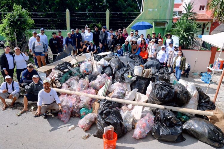 Fortalece gobierno de Isla Mujeres compromiso ambiental con mega brigada de Limpieza en Sac Bajo