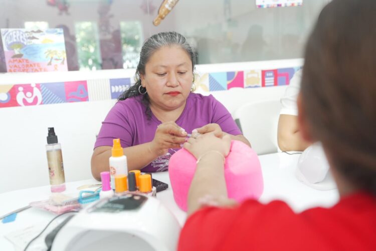 Impulsa Atenea Gómez empoderamiento femenino con cursos de capacitación en Isla Mujeres