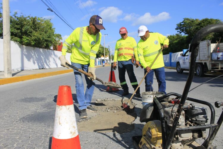 Mejora Atenea Gómez vialidades de Isla Mujeres con trabajos de pavimentación y bacheo
