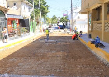 Avanza Gobierno Municipal con la rehabilitación de calles y banquetas en Isla Mujeres