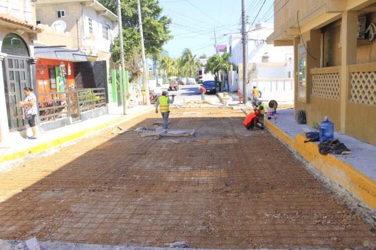 Avanza Gobierno Municipal con la rehabilitación de calles y banquetas en Isla Mujeres