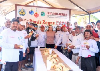 Celebra Atenea Gómez tradicional corte de la rosca de Reyes con personal operativo