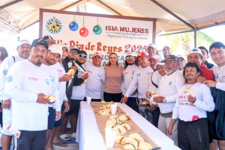 Celebra Atenea Gómez tradicional corte de la rosca de Reyes con personal operativo