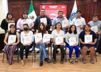 Entregan IEEJA y Gobierno de Isla Mujeres certificados de primaria y secundaria