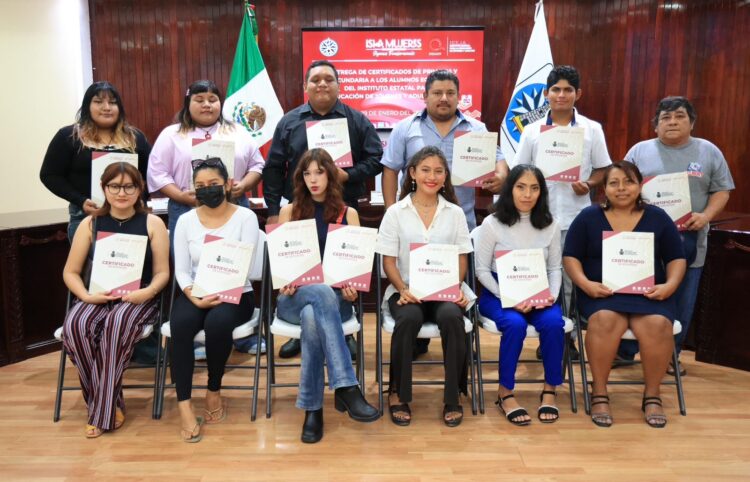 Entregan IEEJA y Gobierno de Isla Mujeres certificados de primaria y secundaria