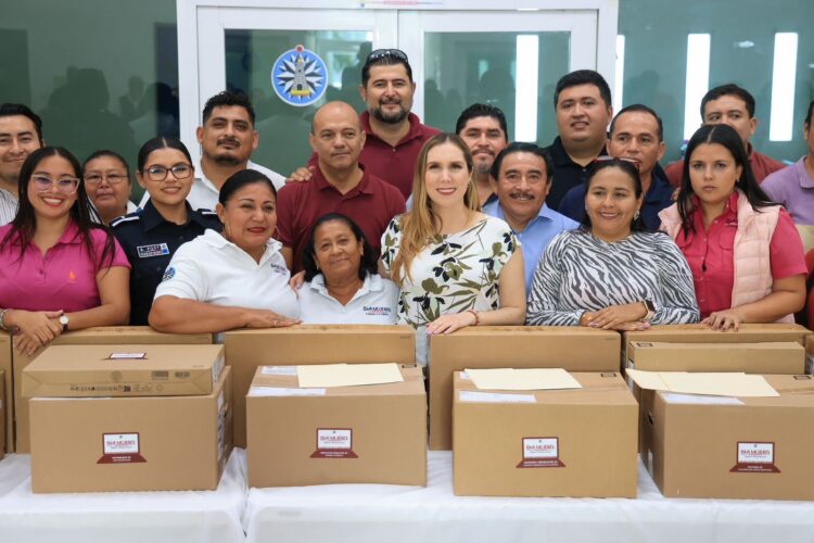 Entrega gobierno de Isla Mujeres nuevo equipo de cómputo a las áreas del Ayuntamiento