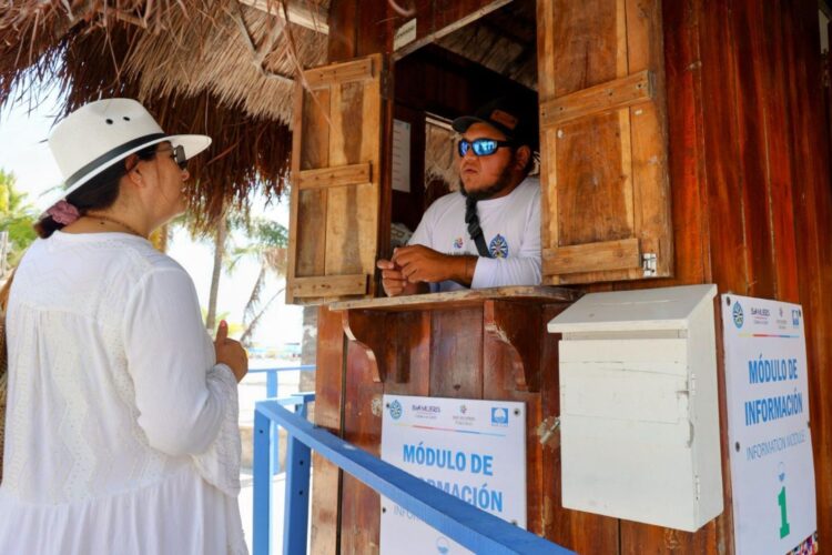 Cumple Gobierno de Isla Mujeres con estándares Blue Flag con la atención de módulos informativos