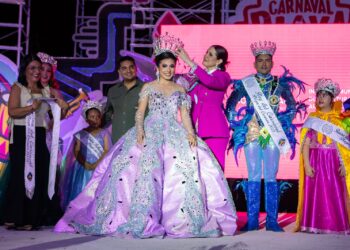 Corona Estefanía Mercado a los soberanos de “El Carnaval del pueblo” Playa del Carmen 2025