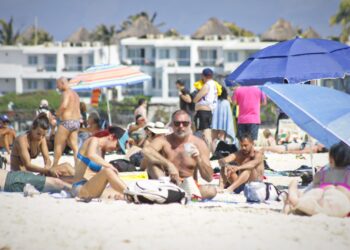 Exitosa afluencia turística durante puente vacacional en las playas de Isla Mujeres