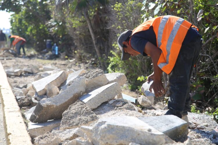 Avanza transformación de Isla Mujeres con obras de rehabilitación de banquetas