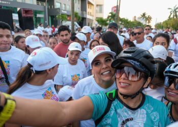 Mara Lezama y Ana Paty Peralta ponen el “Paseo Cancunense” para fomentar la convivencia familiar y el deporte