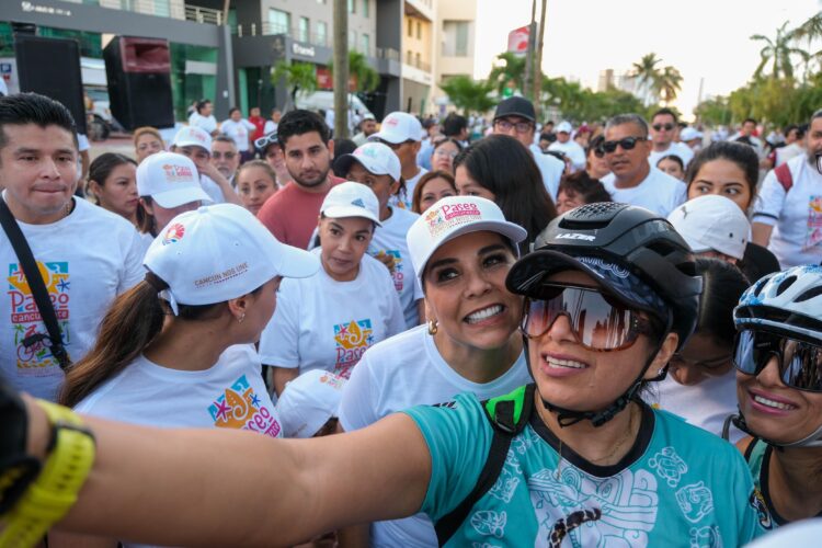 Mara Lezama y Ana Paty Peralta ponen el “Paseo Cancunense” para fomentar la convivencia familiar y el deporte