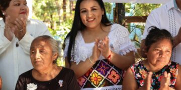 Blanca Merari participa en entrega de implementos del programa "Luna de Miel" para promover el autoempleo entre mujeres apicultoras