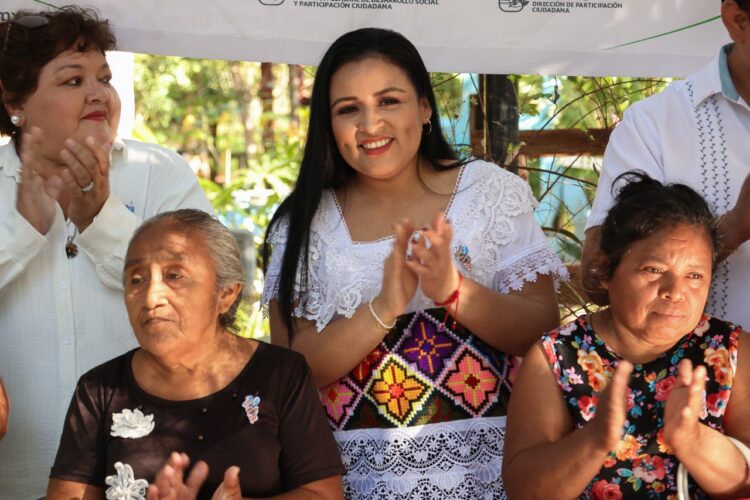 Blanca Merari participa en entrega de implementos del programa "Luna de Miel" para promover el autoempleo entre mujeres apicultoras