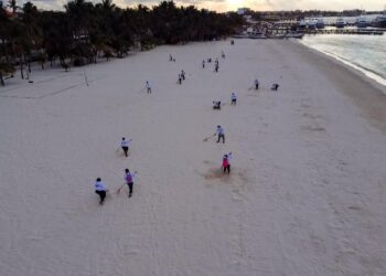 Refuerza Gobierno Municipal limpieza de playas a través de Zofemat Isla Mujeres