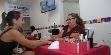 Gobierno Municipal acerca servicios integrales a las isleñas a través de la Feria del Amor Propio para las Mujeres