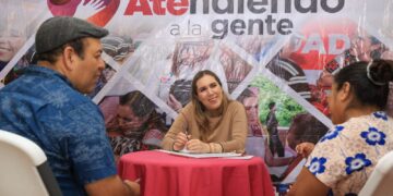 Fortalece Atenea Gómez cercanía con isleñas e isleños a través del programa ATEndiendo a la Gente