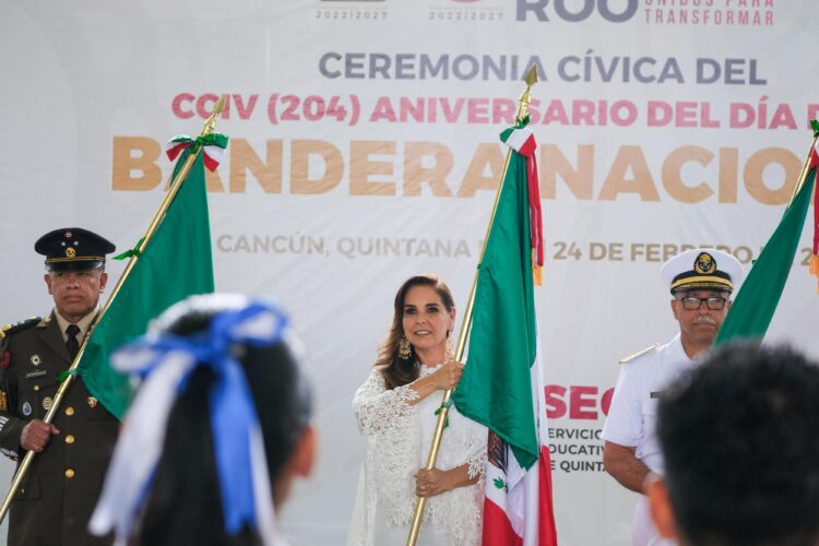Mara Lezama abandera a escoltas de 26 escuelas de Quintana Roo, en actividad simultánea con Claudia Sheinbaum