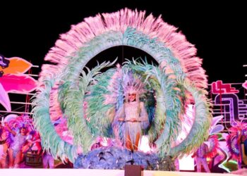 Vibrante noche en Playa del Carmen durante elección de reinas y reyes del Carnaval 2025