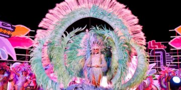 Vibrante noche en Playa del Carmen durante elección de reinas y reyes del Carnaval 2025