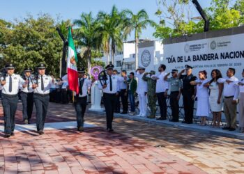 Conmemoran el Día de la Bandera en Playa del Carmen