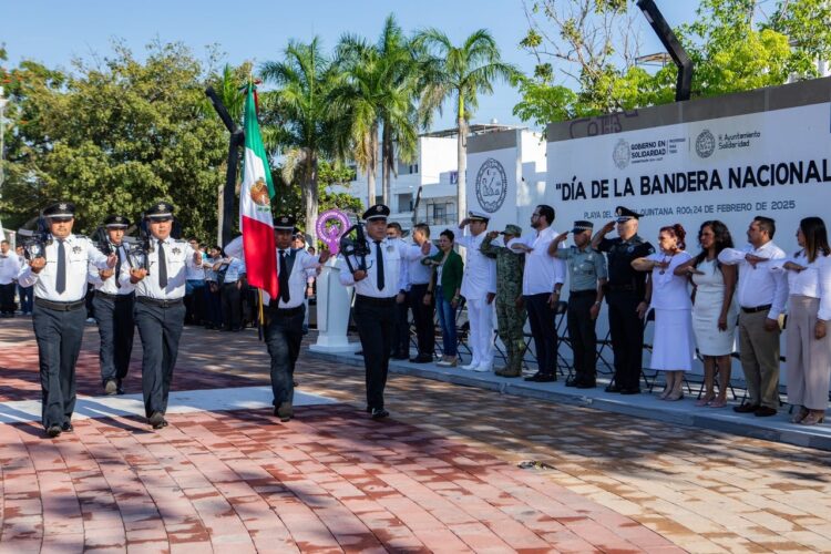 Conmemoran el Día de la Bandera en Playa del Carmen