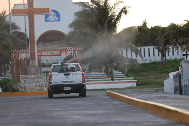 Redoblan acciones de nebulización para combatir el dengue en Isla Mujeres