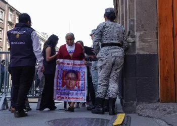Arriban familiares de los 43 a Palacio Nacional para segundo encuentro con Claudia Sheinbaum