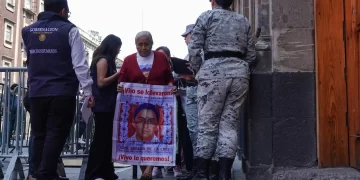 Arriban familiares de los 43 a Palacio Nacional para segundo encuentro con Claudia Sheinbaum